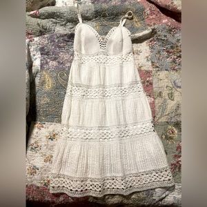Beautiful crochet bcbg maxazria size 4 white dress